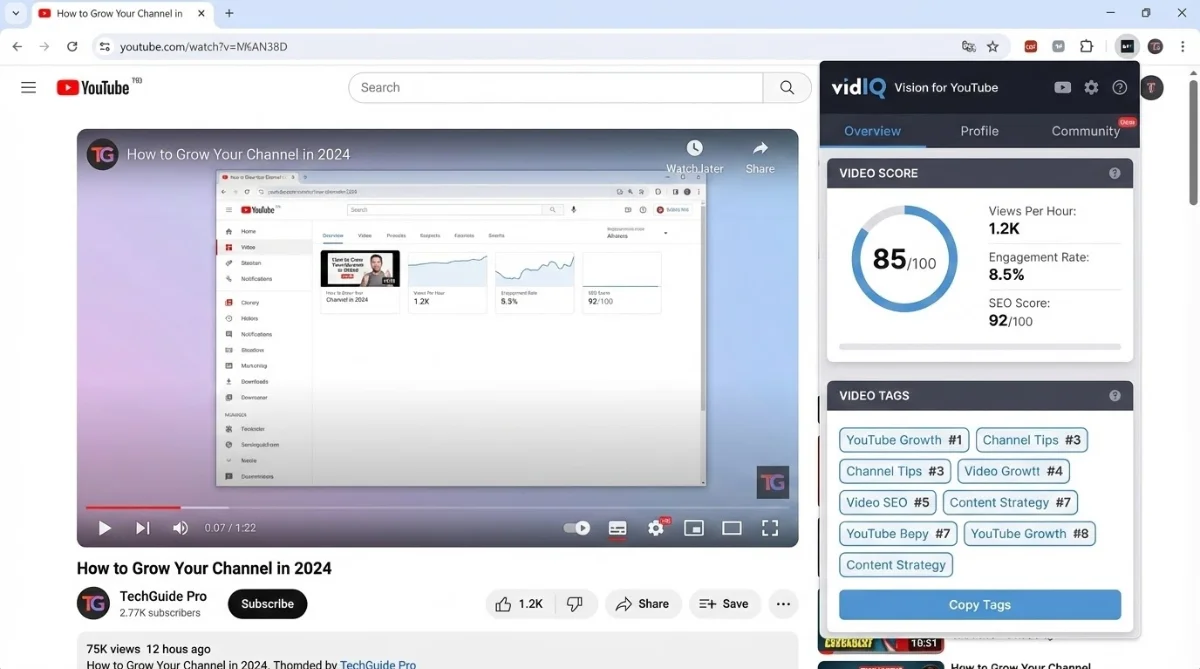 [image : Interface vidIQ sur une page YouTube avec scores de performance et suggestions de tags - style overlay d'extension Chrome]