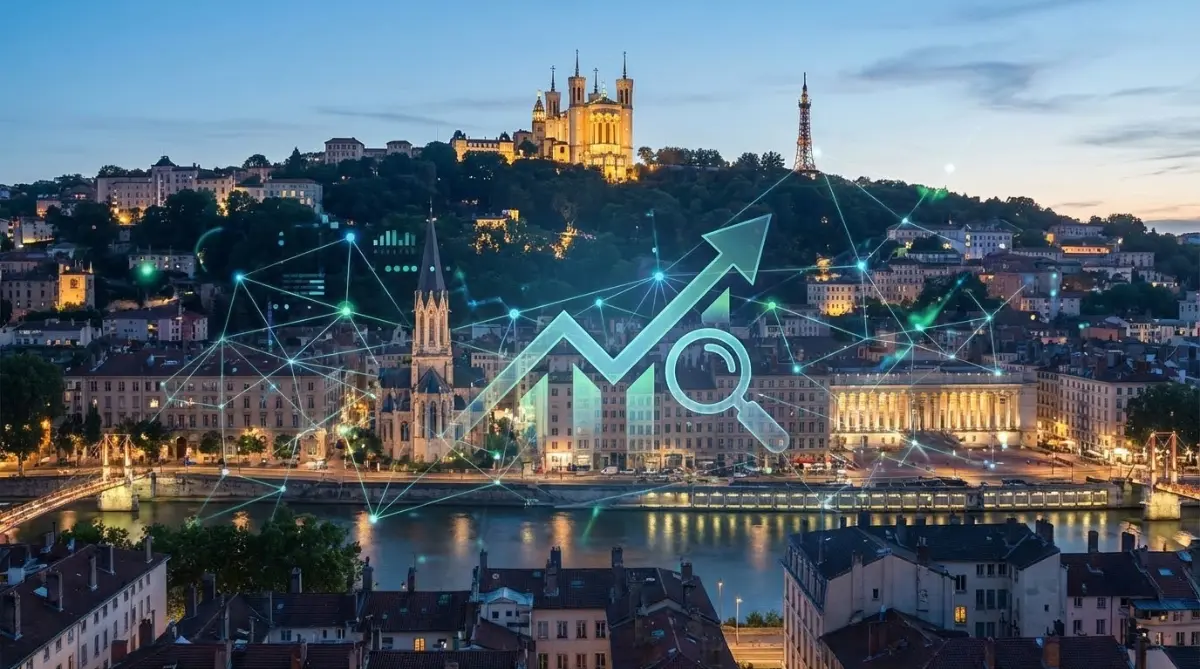 [image : vue panoramique de Lyon avec la basilique de Fourvière en arrière-plan, superposition graphique subtile montrant des éléments symbolisant le SEO et la croissance numérique]