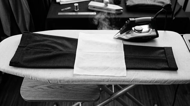 Pantalon de costume en laine repassé avec pattemouille en coton sur planche